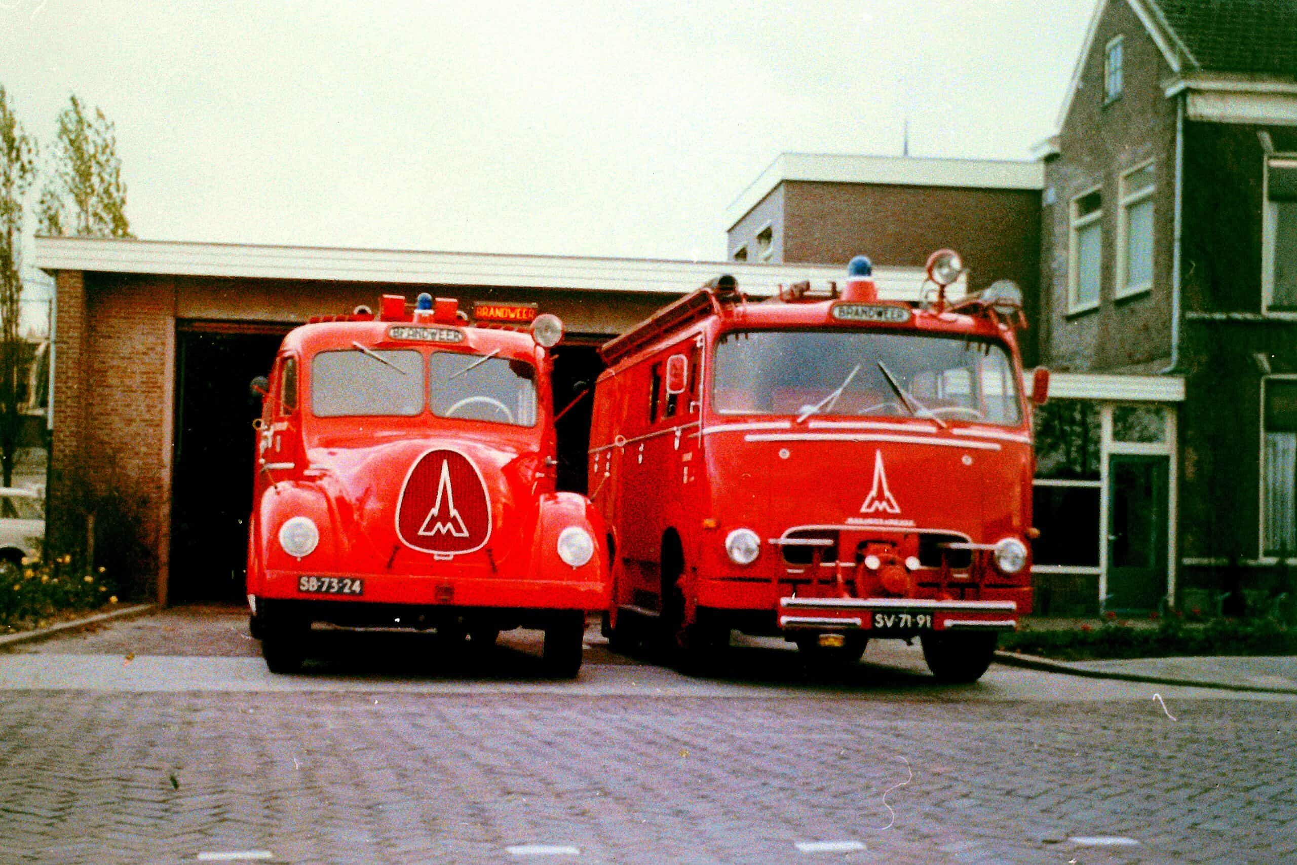 Twee oude brandweerwagens van Stichting Historisch Brandweermaterieel Leiderdorp.